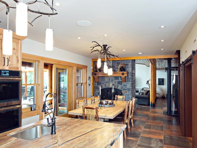 beaver-mountain-log-homes-kuyahoora-lodge-cedar-hybrid-home-dining-room-1