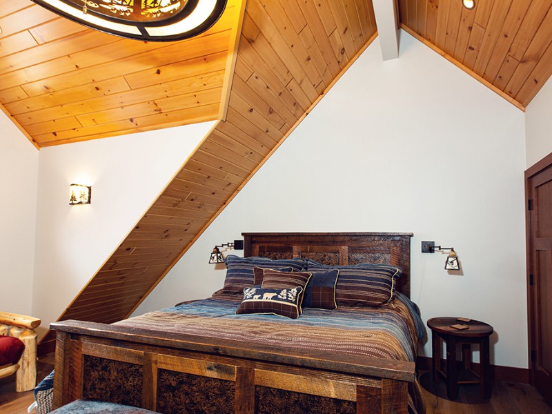 beaver-mountain-log-homes-kuyahoora-lodge-cedar-hybrid-home-guest-bedroom-2-1