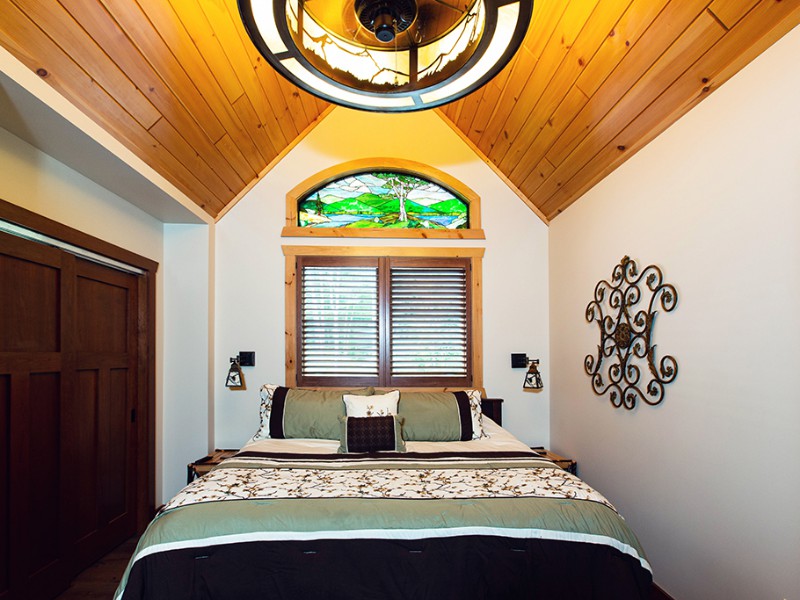 beaver-mountain-log-homes-kuyahoora-lodge-cedar-hybrid-home-guest-bedroom-3-1