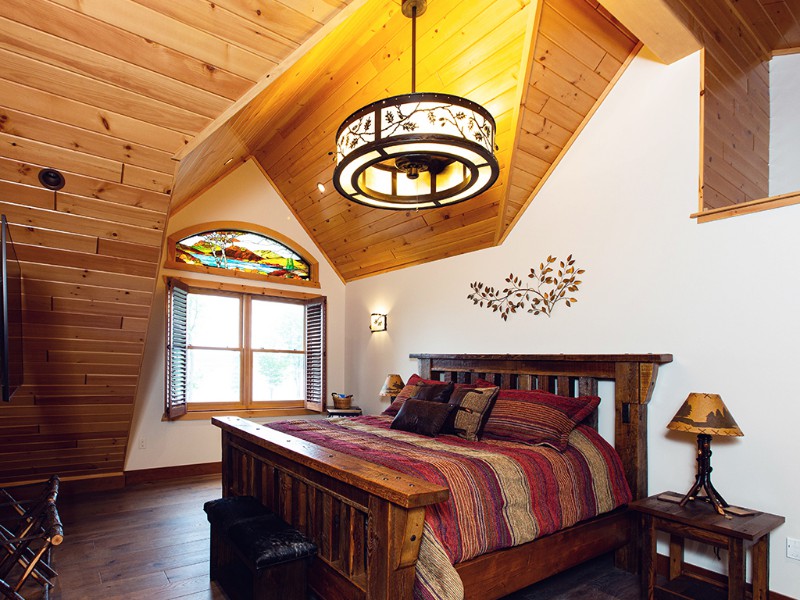 beaver-mountain-log-homes-kuyahoora-lodge-cedar-hybrid-home-guest-bedroom-4-1