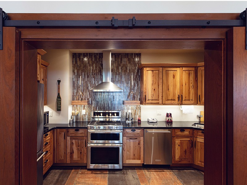 beaver-mountain-log-homes-kuyahoora-lodge-cedar-hybrid-home-guest-kitchen-1