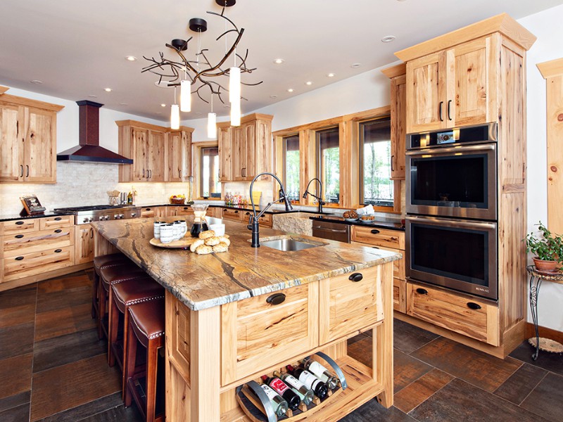 beaver-mountain-log-homes-kuyahoora-lodge-cedar-hybrid-home-kitchen-1