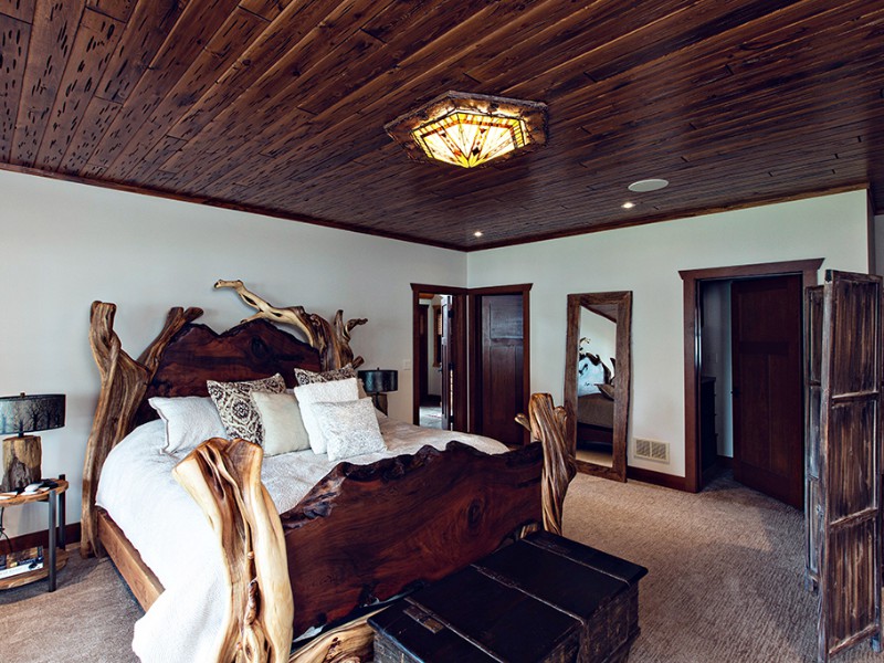 beaver-mountain-log-homes-kuyahoora-lodge-cedar-hybrid-home-master-bedroom-1